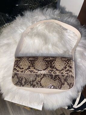Casual corner Snake-Print Shoulder Bag in Beige and Brown
